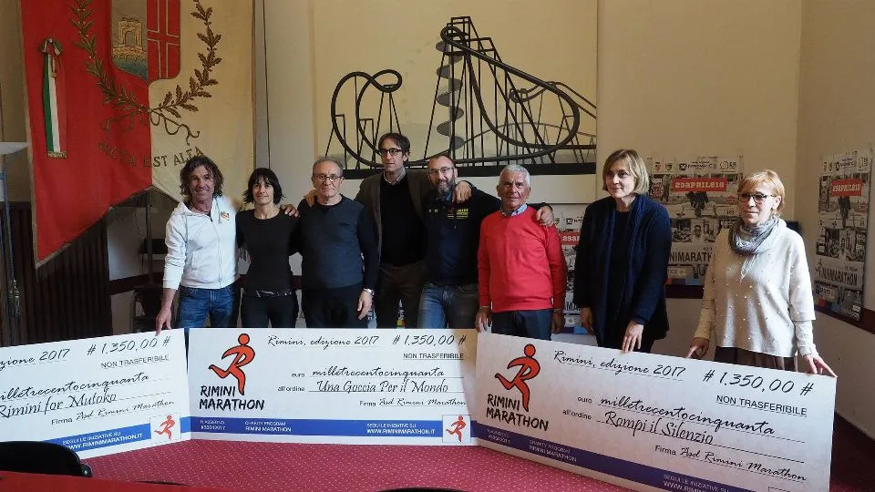 La consegna dei fondi alle tre associazioni in Comune