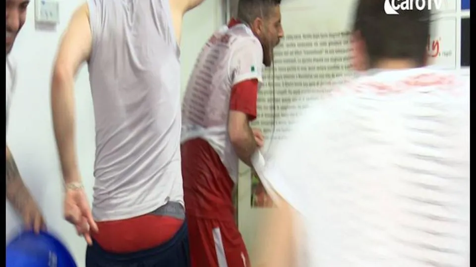 Il gavettone ad Ambrosini durante l’intervista del dopogara
