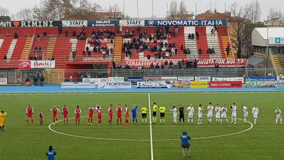 Il saluto delle due squadre
