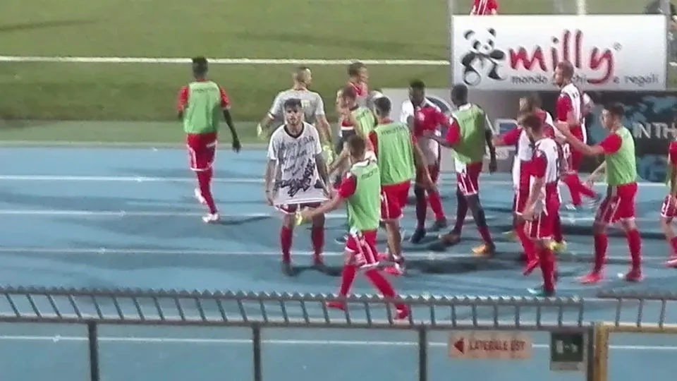 Michele Volpe mostra la maglietta dopo il gol dell’1-0