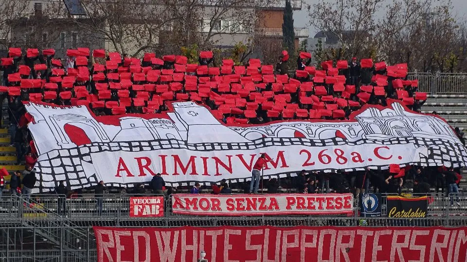 Lo striscione della Curva Est in occasione di Rimini-Vis Pesaro
