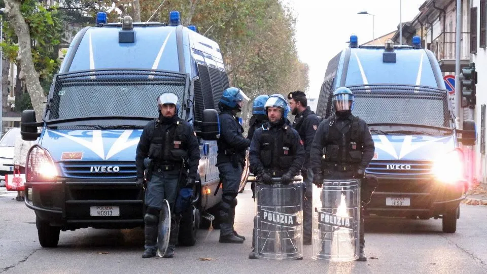 alcuni agenti di polizia in servizio fuori dallo stadio
