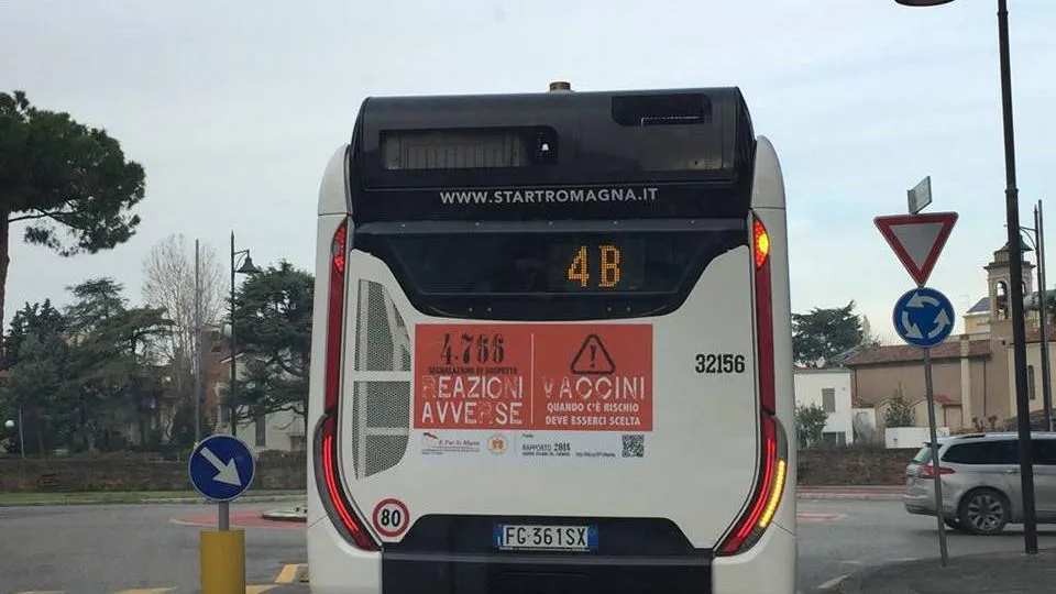 il cartello apparso sul bus
