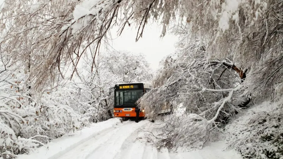 autobus sulle strade collinari di Rimini