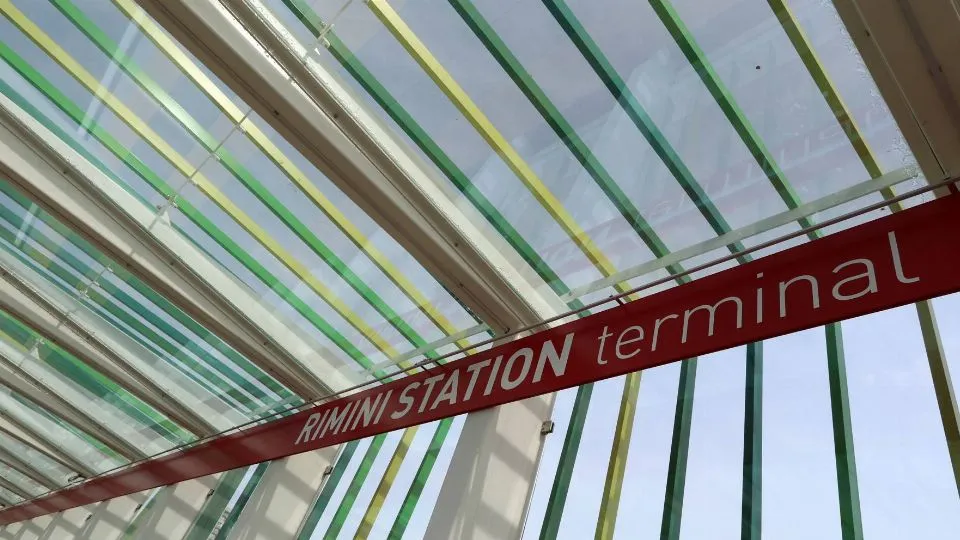 la fermata in stazione del TRC
