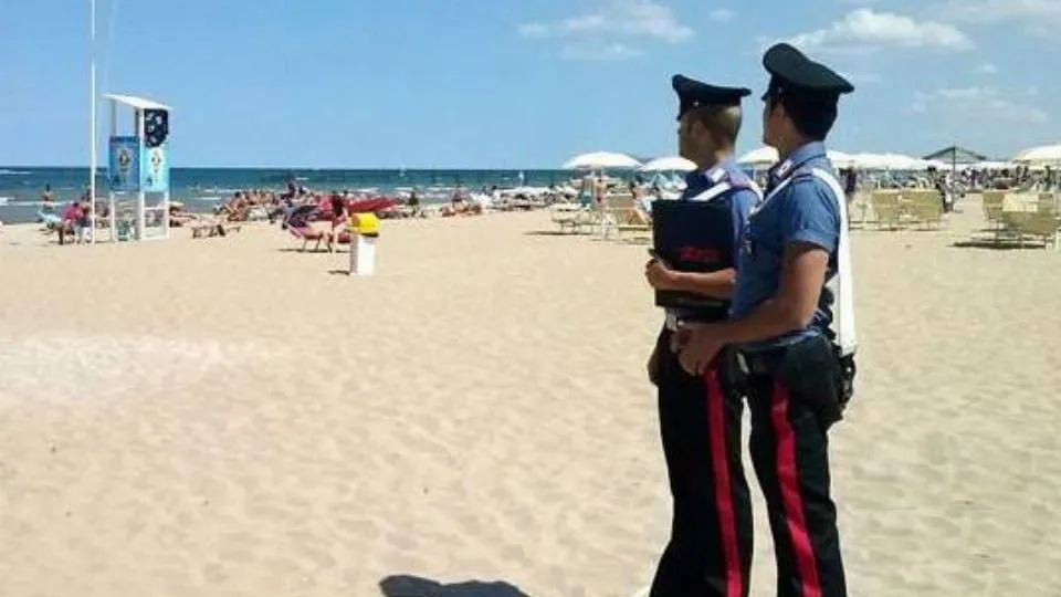 i carabinieri in spiaggia (repertorio)