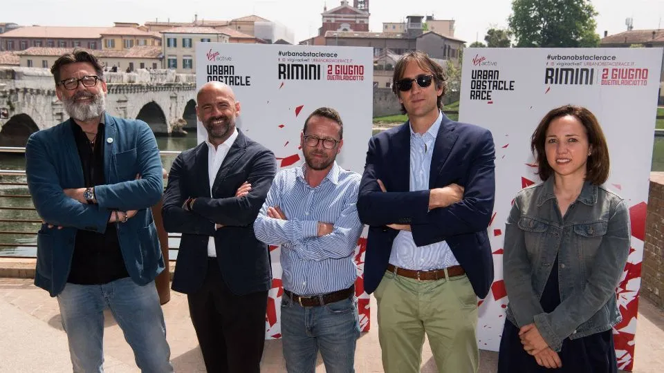 Foto di gruppo dopo la presentazione (LaPresse)