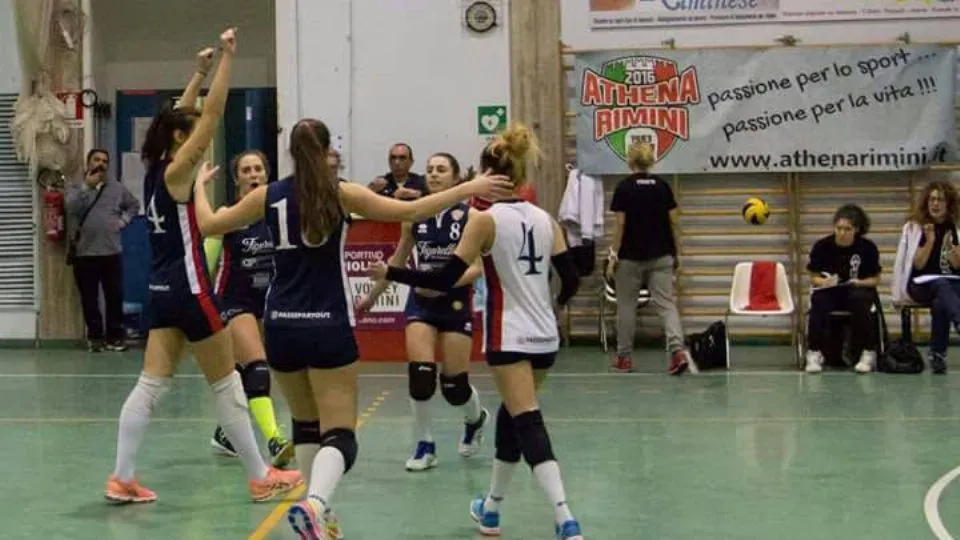 Le ragazze dell’Athena festeggiano dopo un punto