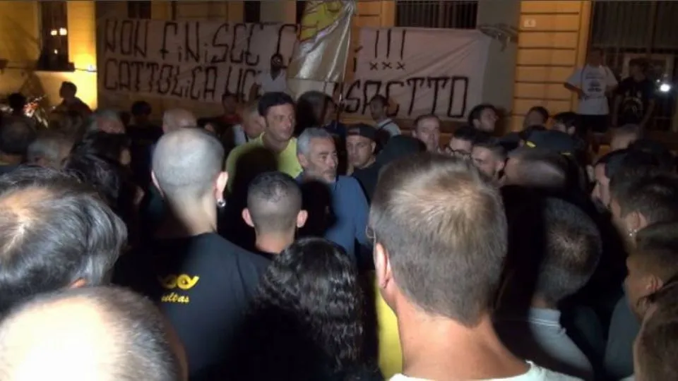 Il sindaco Gennari parla con i tifosi durante la manifestazione dell’estate 2018 per salvare il Cattolica Calcio
