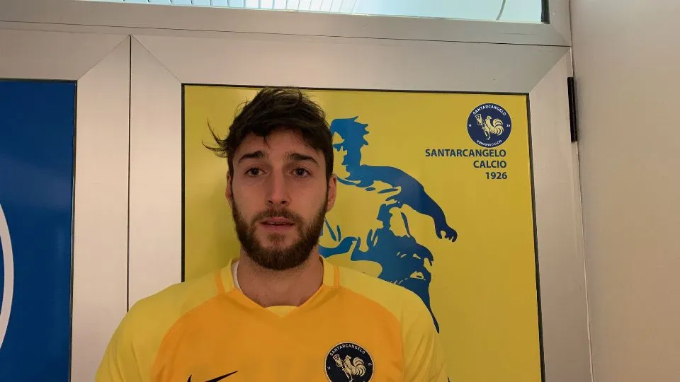 Mattia Gabrielli con la maglia del Santarcangelo