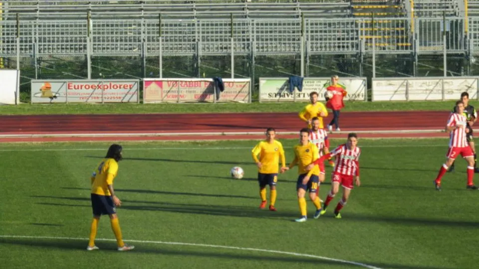 Un momento del derby del Mazzola (foto Santarcangelocalcio.net)