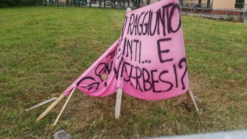 uno striscione e, in basso, uno dei sassi (Newsrimini.it)
