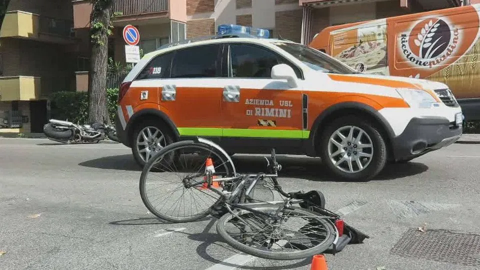 in primo piano la bici e sullo sfondo la moto (Adriapress)