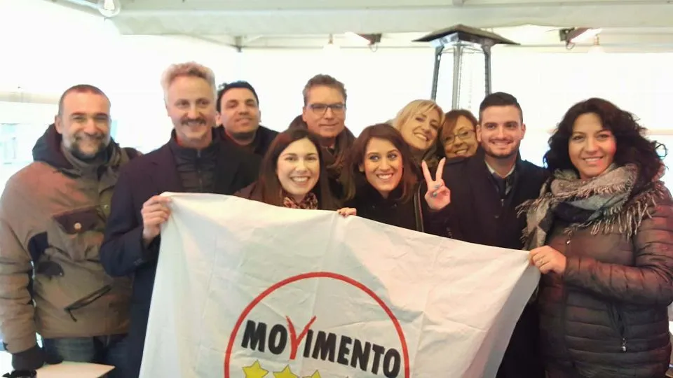 foto di gruppo per i candidati del M5S
