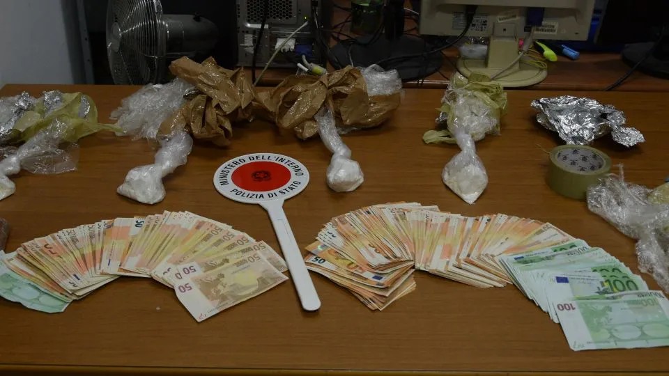 La droga e i soldi sequestrati dalla Squadra Mobile
