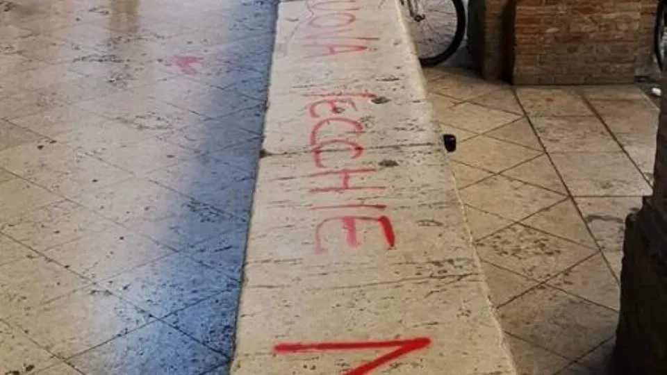 la scritta ripulita alla vecchia pescheria
