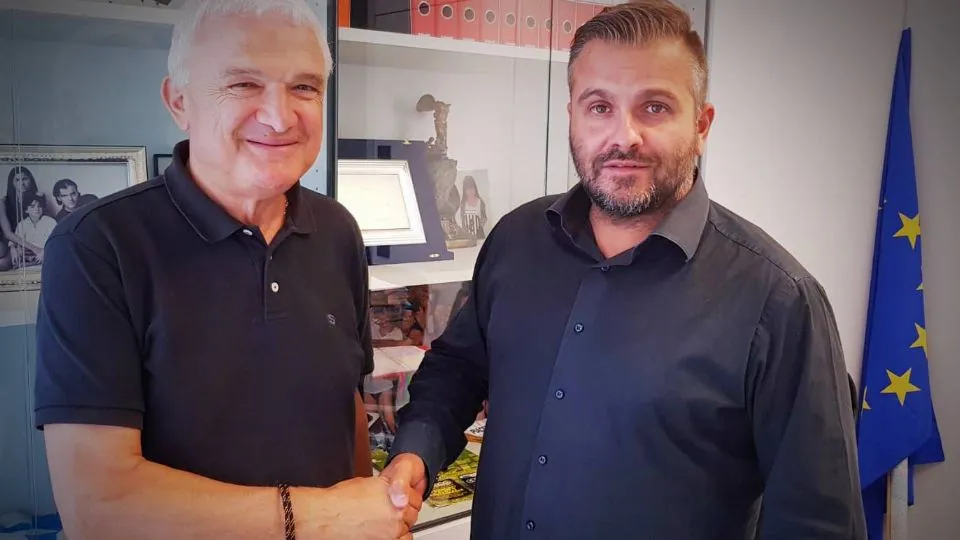 La stretta di mano tra Simone Muccioli ed il DS Oberdan Melini