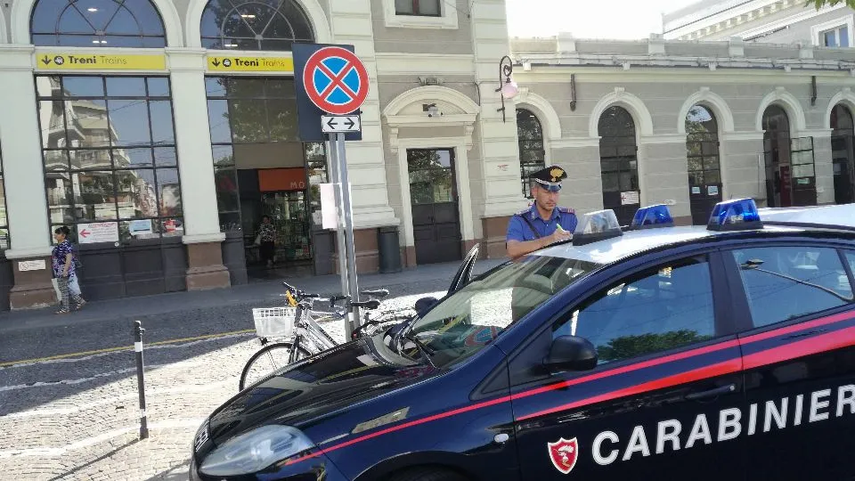 una pattuglia dei carabinieri davanti alla stazione di Rimini
