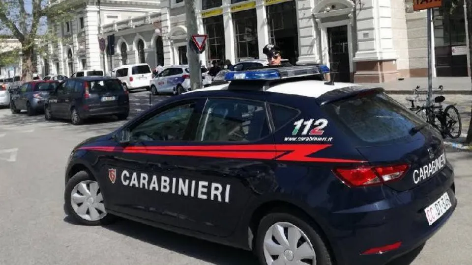 una pattuglia dei carabinieri in stazione
