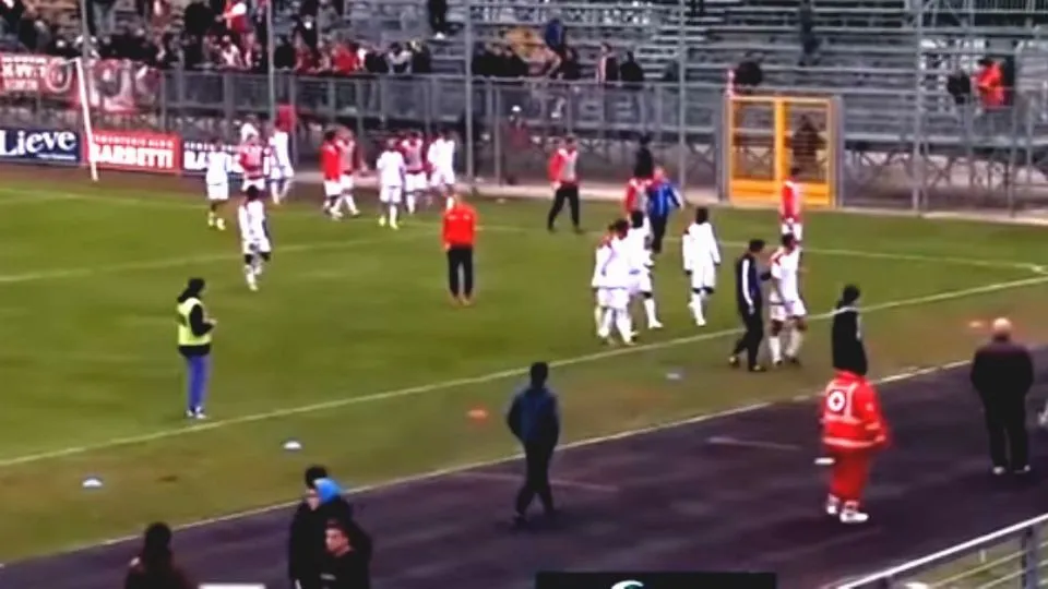 I giocatori del Rimini escono dal campo dopo il ko per 3-0 a Gubbio
