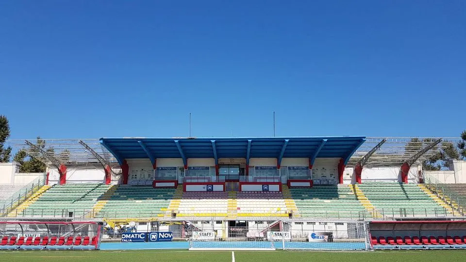 la tribuna centrale dello stadio Neri
