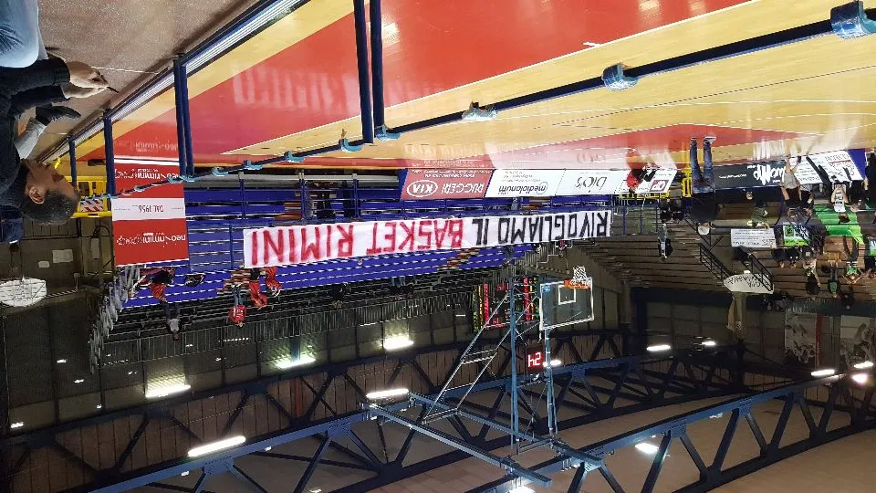 Lo striscione esposto mercoledì in Curva al Flaminio