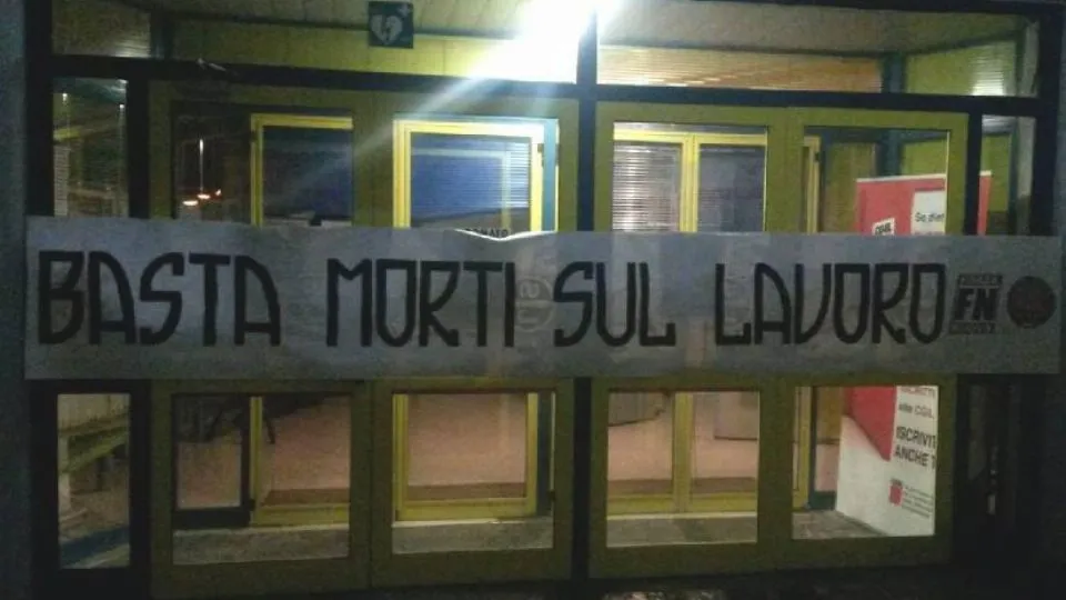 lo striscione alla sede CGIL
