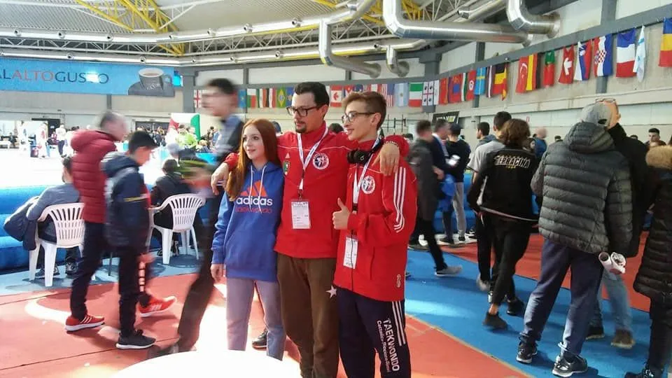 Il maestro Davide Berti in mezzo agli atleti Martina Semprini e Alex Semprini