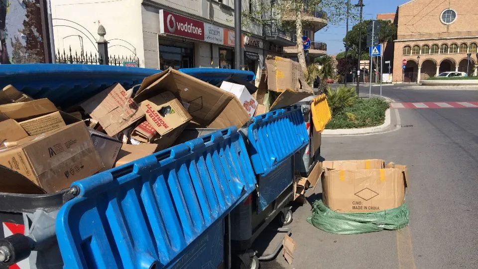 Un cassonetto per imballaggi nella zona di Borgo Marina
