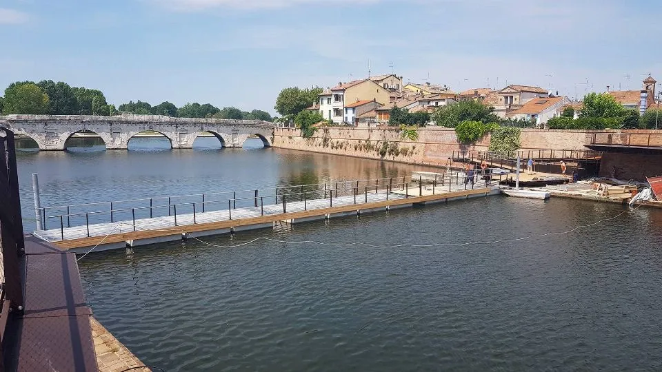 la passerella galleggiante unisce le due sponde
