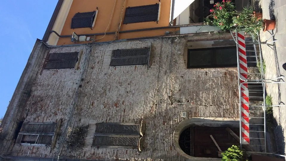 uno degli edifici diroccati in via Garibaldi
