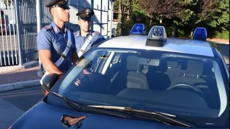 i carabinieri fuori dalla caserma (repertorio)