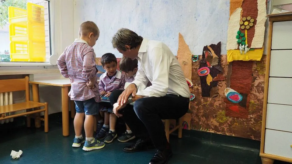 Il sindaco Gnassi con alcuni bimbi