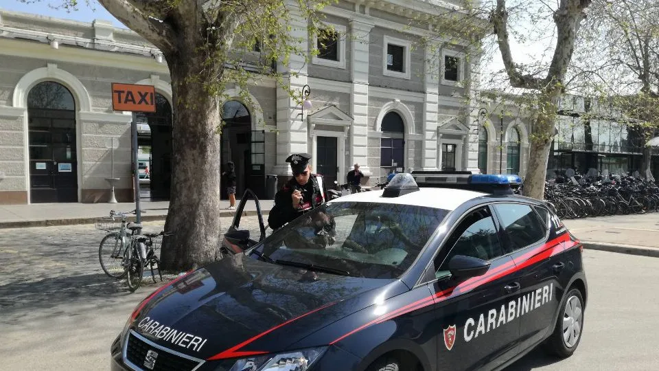una pattuglia in stazione
