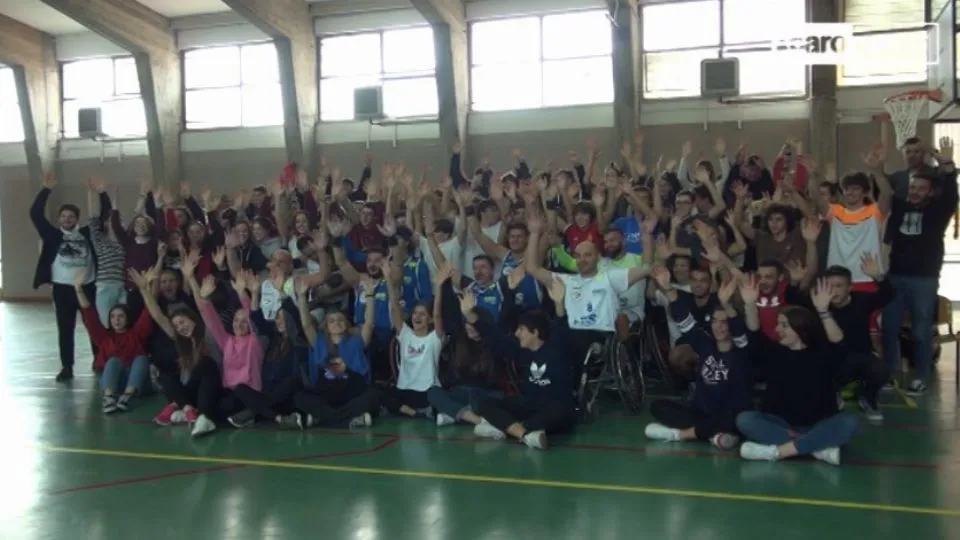 La foto con studenti e atleti di NTS Riviera Basket Rimini