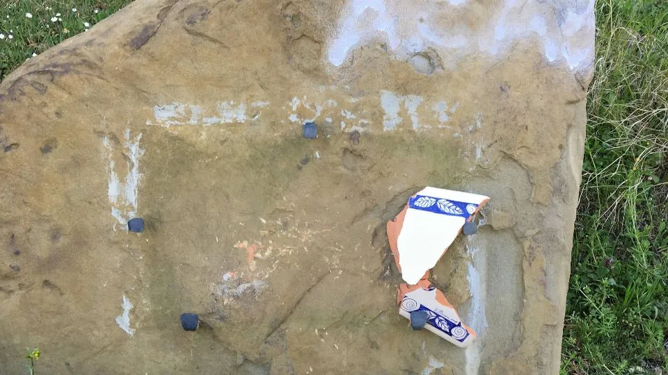 La lapide in onore di Raciti vandalizzata
