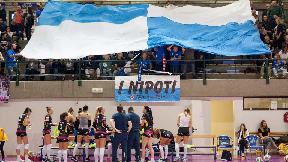 Le ragazze dell’Omag e lo striscione