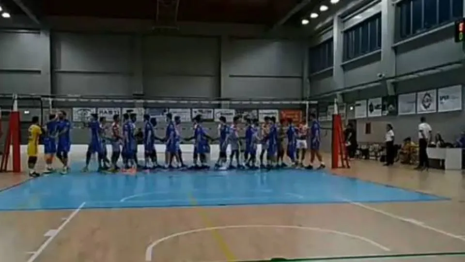Il saluto iniziale delle due squadre