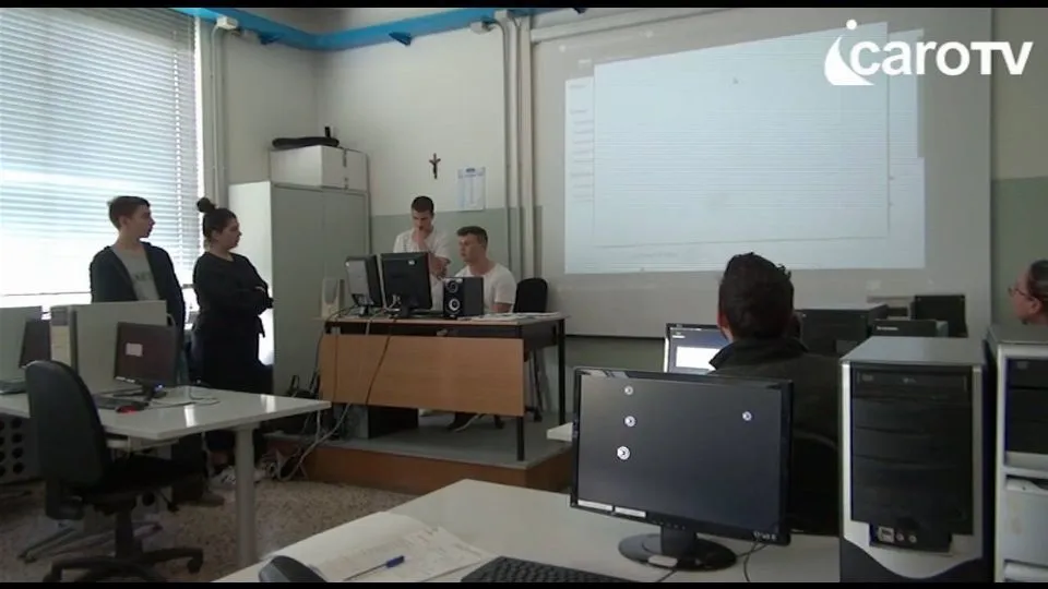 Gli studenti spiegano come usare i pc