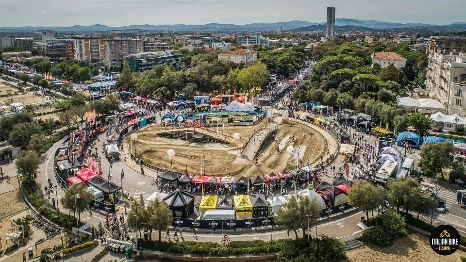 la rotonda di piazzale Fellini trasformata per il Bike Festival
