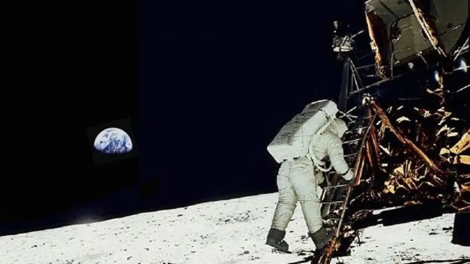Neil Armstrong scende dal Lem. Sarà il primo uomo a camminare sulla luna