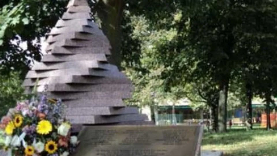 il monumento con la targa rubata oggi