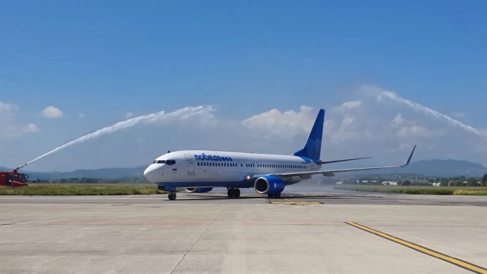 il battesimo dell’acqua per il primo volo Pobeda Airlines atterrato a Rimini
