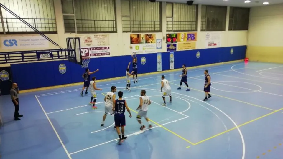 Un momento del derby al PalaStella