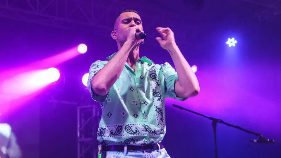 Mahmood sul palco del Beky Bay