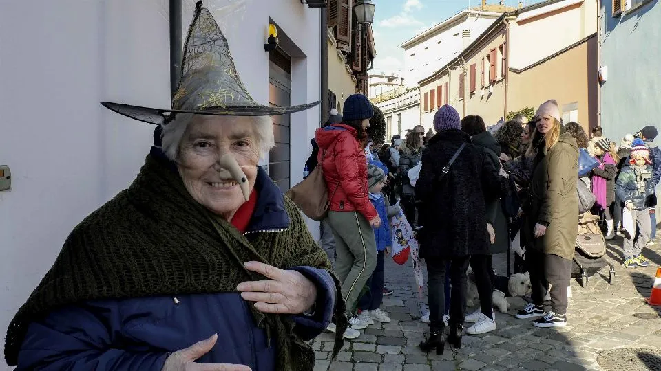 una delle befane. Foto Riccardo Gallini