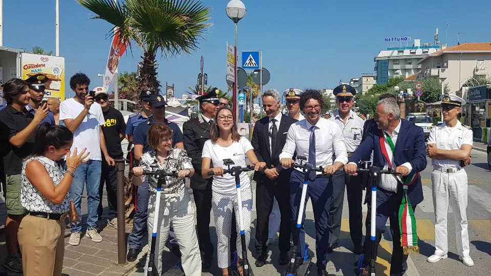 Toninelli e Gennari sul monopattino