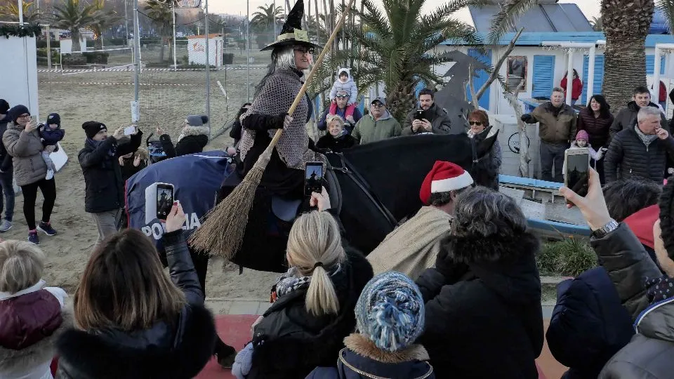 befana a cavallo
