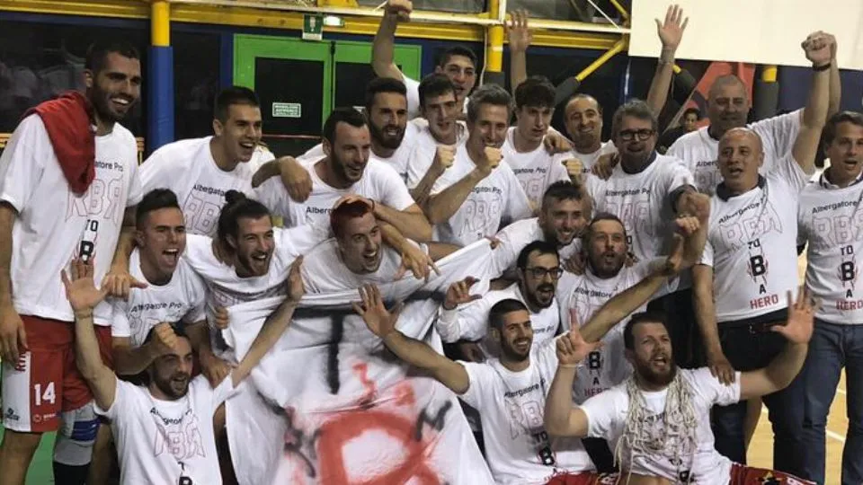 I giocatori di RBR festeggiano la promozione in B