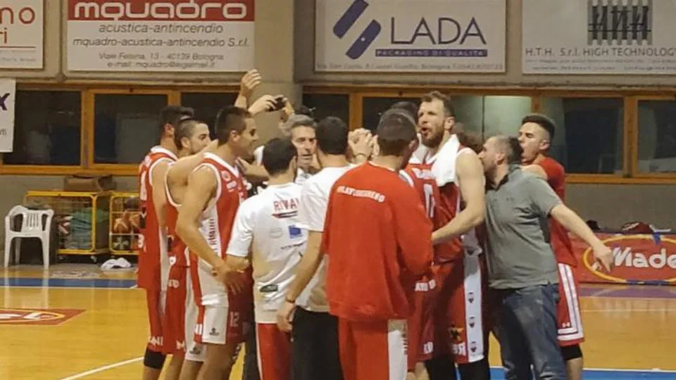 I biancorossi festeggiano la vittoria a Bologna
